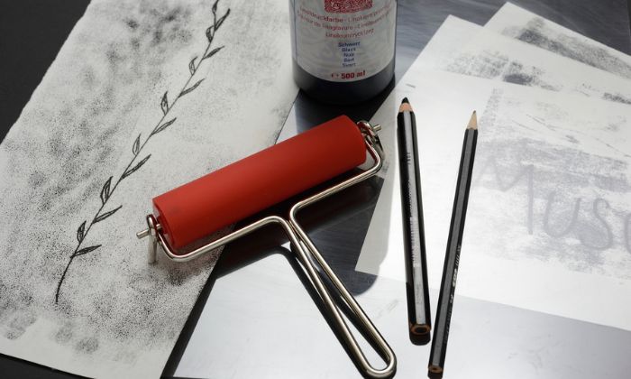 Drucktechniken - Druck-Rolle, Farbe, Papier und Stifte