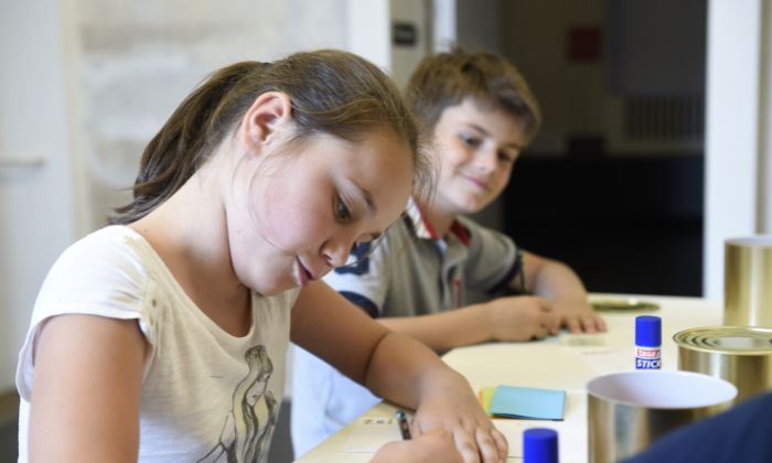 Kinder beim Basteln im Ludwigsburg Museum