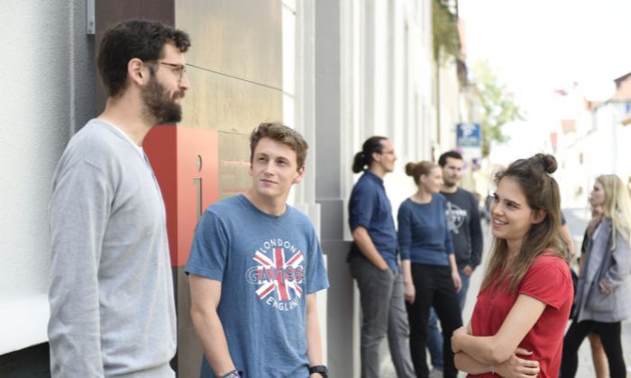 Gruppe junger Menschen vor dem Ludwigsburg Museum