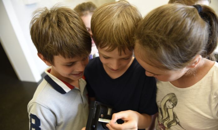 Schulklasse beim Workshop Erfindungen im Ludwigsburg Museum