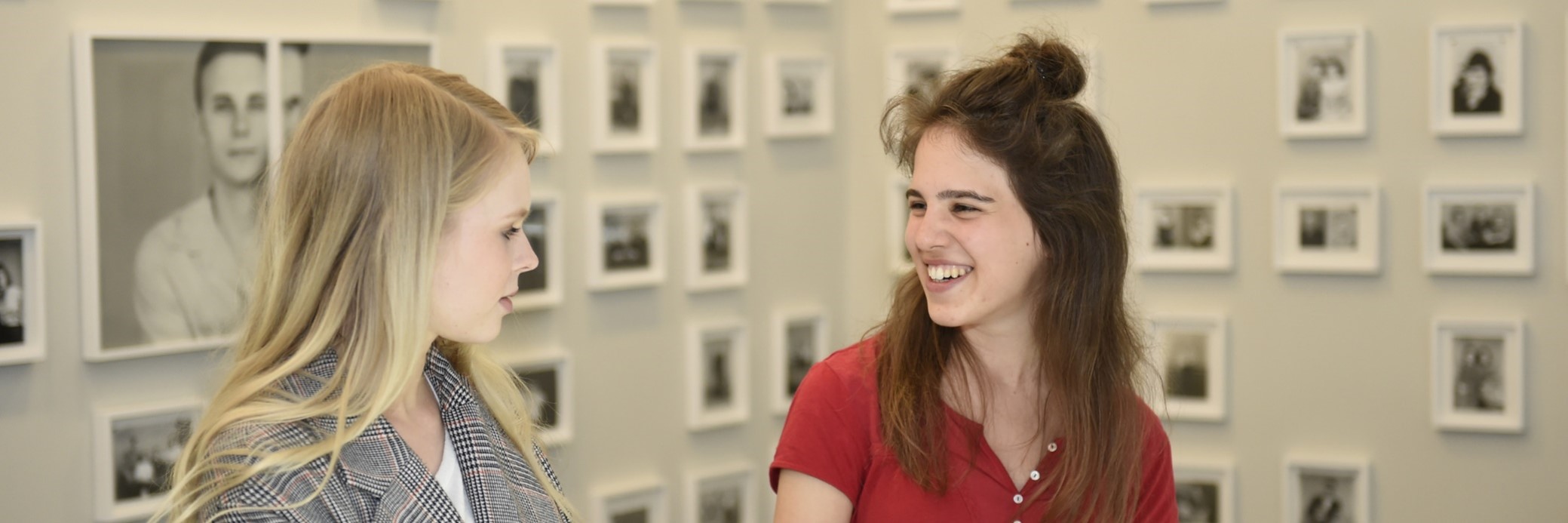 zwei Frauen in der Ausstellung "Planstadt" im Ludwigsburg Museum