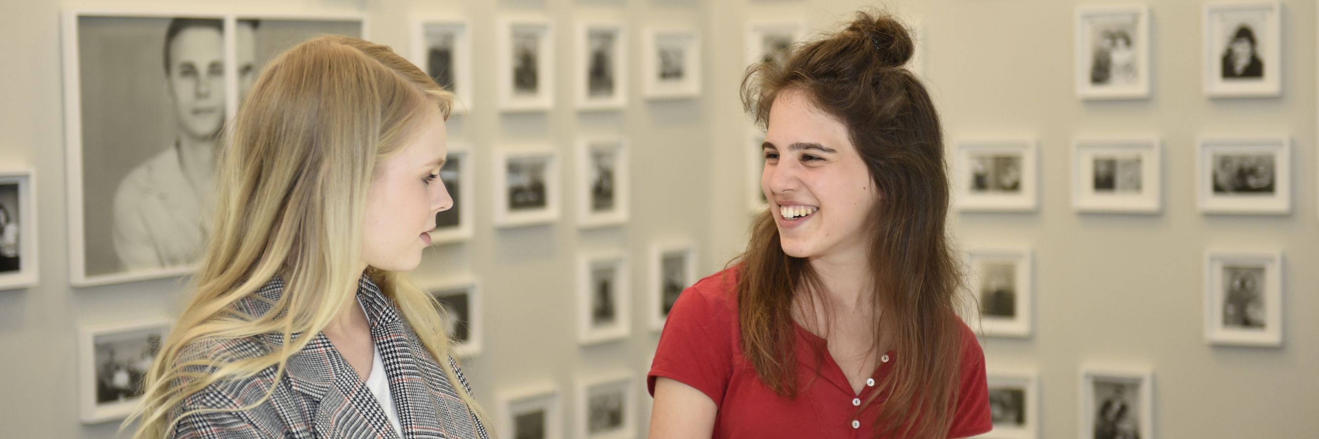 zwei Frauen in der Ausstellung "Planstadt" im Ludwigsburg Museum