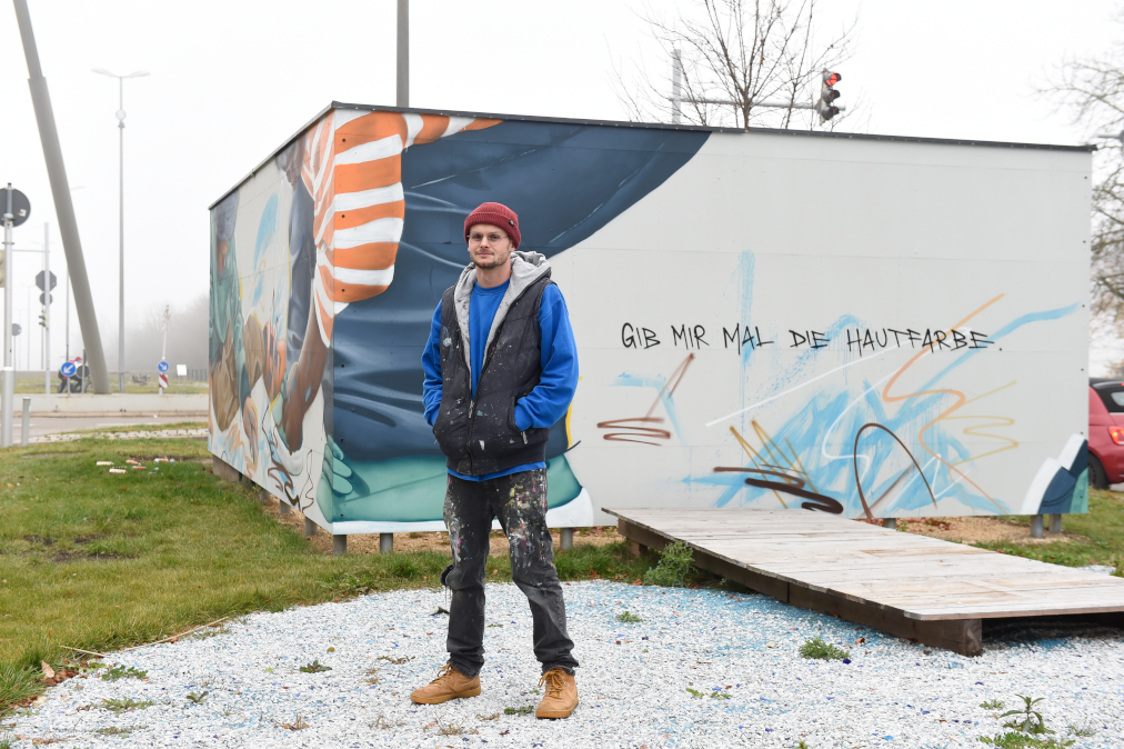 Street-Art Künstler Daschu vor seinem Werk in Ludwigsburg.