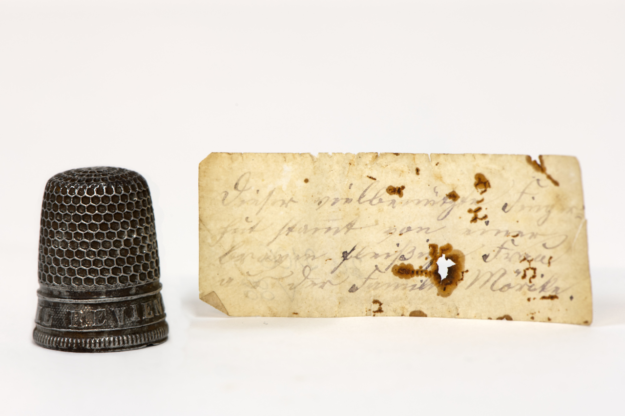 Fingerhut aus dem Nachlass von Eduard Mörike und Papier mit Beschriftung von unbekannter Hand