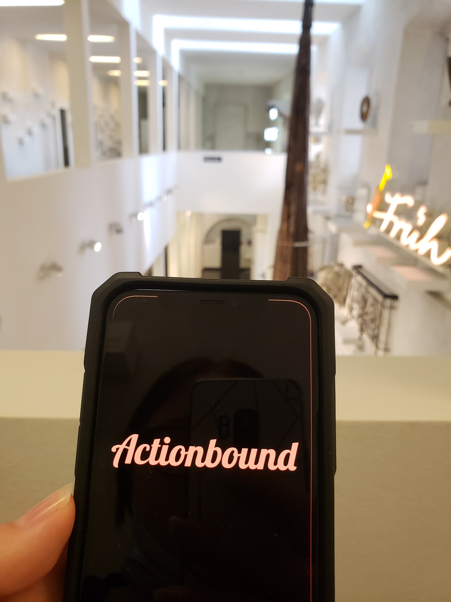 Smartphone mit dem Schriftzug Actionbound